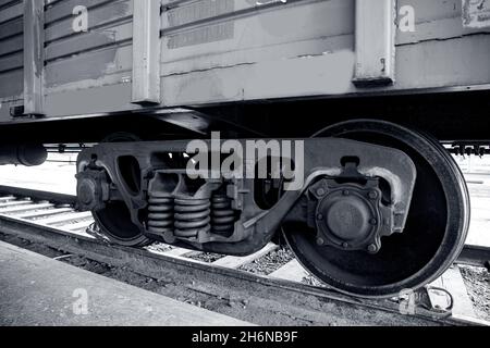 Nahaufnahme Technologie Industrie Schiene Zug Räder monochrome Farbe. Stockfoto