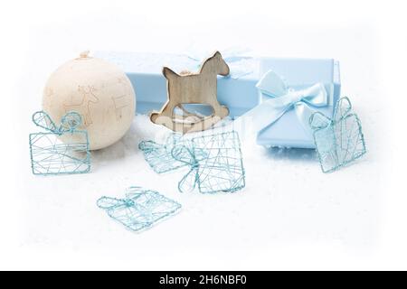 Weihnachten und Neugeborene Motive auf weißem verschneiten Hintergrund Stockfoto