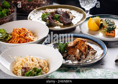 Auswahl an verschiedenen mediterranen Gourmetgerichten Stockfoto