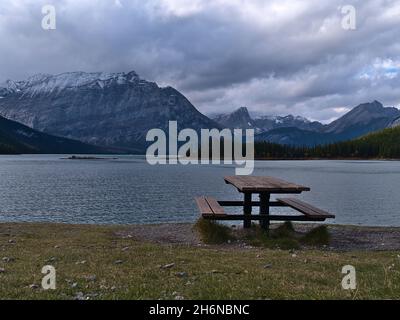 Blick auf den Stausee Upper Kananaskis Lake in Alberta, Kanada in den Rocky Mountains in der Herbstsaison mit Picknicktisch am Ufer. Stockfoto