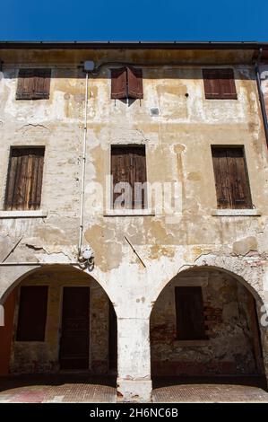 Fassade eines alten mittelalterlichen Gebäudes in der Stadt Cittadella. Padua, Italien. Stockfoto