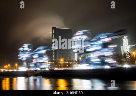 Datteln, Deutschland. November 2021. Mit zwei mobilen Entladeeinrichtungen werden in den frühen Morgenstunden vor dem Kohlekraftwerk Unier Datteln 4 Kohleschiffe entladen. Quelle: Bernd Thissen/dpa/Alamy Live News Stockfoto