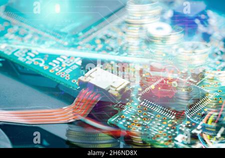 Elektronische Platine auf dem Hintergrund des Yuan-Währungszeichens, des Münzstapels und der China-Karte. Chinas digitale Währung. Hauptplatine des Computers. Elektronisch Stockfoto