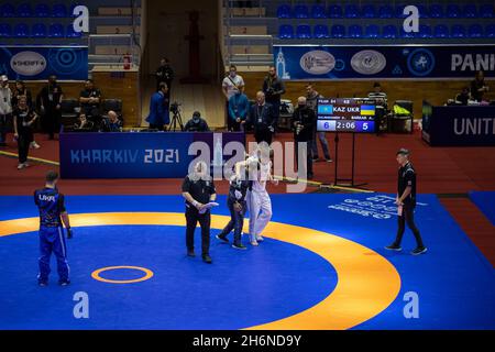 Barkar Andrii (Ukraine) gegen Balmukhanov Duman (Kasachstan) während der Pankration World Championships, Ukraine, Charkiw, 15-18. November 2021 Stockfoto