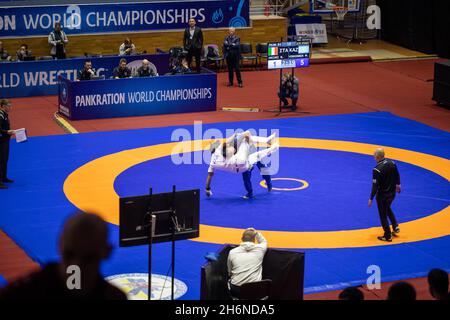 Nicodemo Arkuri (Italien) gegen Myrza Yerkenbek (Kasachstan) während der Pankration World Championships, Ukraine, Kharkiv, 15-18. November 2021 Stockfoto