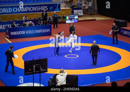 Nicodemo Arkuri (Italien) gegen Myrza Yerkenbek (Kasachstan) während der Pankration World Championships, Ukraine, Kharkiv, 15-18. November 2021 Stockfoto