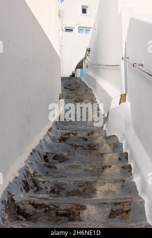 Schmale Steintreppen, ein traditionelles Stück Architektur auf der Insel Santorini. Griechenland Stockfoto