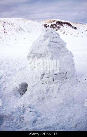 Blick auf ein handgemachtes Iglu in einer Winterlandschaft mit weißem Schnee in Umbrien Italien Stockfoto