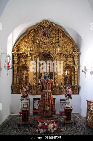 Die Pfarrkirche von San Juan y Todos los Santos (St. Johannes und alle Heiligen).Prototyp einer barocken Kirche.das Altarbild ist das Werk von Juan Fernández del Río, das dem Architekten Francisco Hurtado Izquierdo zugeschrieben wird. Stockfoto
