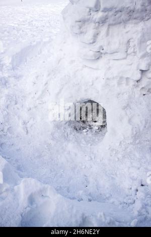 Detail des Eingangs eines handgefertigten Igloos in einer Winterlandschaft mit weißem Schnee in Umbrien Italien Stockfoto