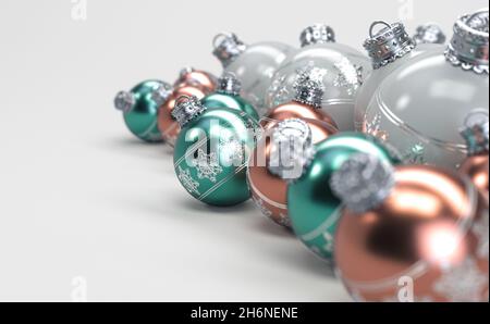 Eine Sammlung von Rose Gold mint und weißen weihnachtskugeln mit feinen verzierten Schneeflocken Muster in Silber auf einem isolierten weißen Hintergrund verziert - 3 Stockfoto