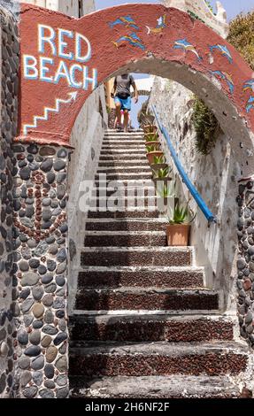 Schmale Steintreppen in Red Beach an der Südküste der Insel Santorini, Kykladen. Griechenland Stockfoto