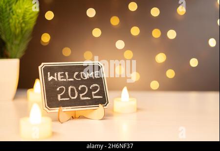 Konzept von 2022, - Nahaufnahme der Begrüßung 2022 Schild dekoriert Party Beleuchtung Hintergrund - Konzept der Feier des neuen Jahres und Copy Raum Stockfoto