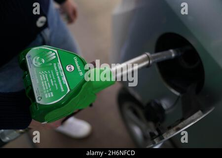 Foto vom 9/2021 einer E10-Benzinpumpe an einer Tankstelle in Kettering. Die Inflation in Großbritannien ist auf ein fast zehnzehntes hoch angestiegen, da die steigenden Energie- und Kraftstoffpreise die Lebenshaltungskosten nach offiziellen Zahlen in die Höhe trieben haben. Das Office for National Statistics (ONS) sagte, dass die Rate of Consumer Prices Index (CPI) Inflation stark von 3.1% im September auf 4.2% im vergangenen Monat gestiegen ist - der höchste Stand seit Dezember 2011. Ausgabedatum: Mittwoch, 17. November 2021. Stockfoto