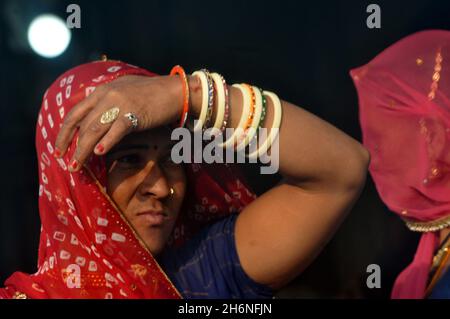 Non Exclusive: PUSHKAR, INDIEN - 13. NOVEMBER 2021: Portrait einer Frau während des jährlichen Pushkar Camel Festivals, einer mehrtägigen Viehmarkt und Kultur Stockfoto