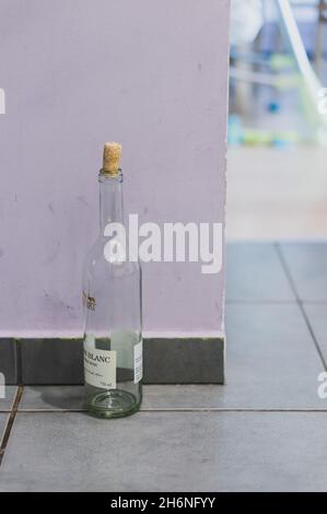 POZNAN, POLEN - 09. Jun 2018: Eine leere Weinflasche auf dem Boden, Poznan, Polen Stockfoto