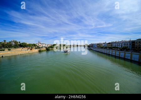 Sightseeing-Boot auf dem Guadalquivir-Fluss, im Zentrum von Sevilla, Spanien. Stockfoto