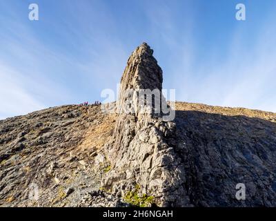 Kletterer unterhalb des unzugänglichen Pinnacle auf Sgurr Dearg am Cuillin Ridge auf der Isle of Skye, Schottland, Großbritannien. Der in Pin ist der härteste von allen Scotl Stockfoto