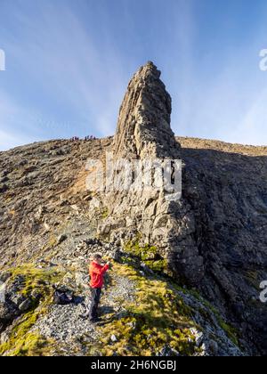 Kletterer unterhalb des unzugänglichen Pinnacle auf Sgurr Dearg am Cuillin Ridge auf der Isle of Skye, Schottland, Großbritannien. Der in Pin ist der härteste von allen Scotl Stockfoto