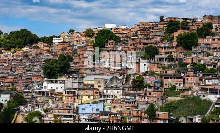 Foto einer einkommensschwachen peripheren Gemeinschaft, die im Volksmund als „Favela“ in Rio de Janeiro, Brasilien, bekannt ist Stockfoto