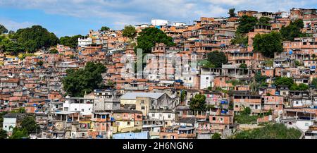 Foto einer einkommensschwachen peripheren Gemeinschaft, die im Volksmund als „Favela“ in Rio de Janeiro, Brasilien, bekannt ist Stockfoto