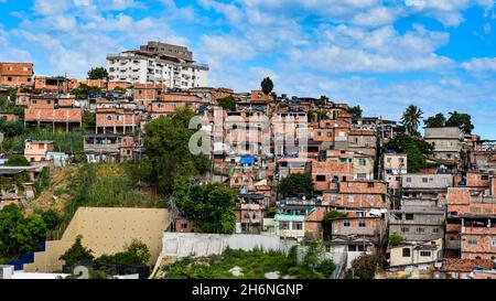 Foto einer einkommensschwachen peripheren Gemeinschaft, die im Volksmund als „Favela“ in Rio de Janeiro, Brasilien, bekannt ist Stockfoto