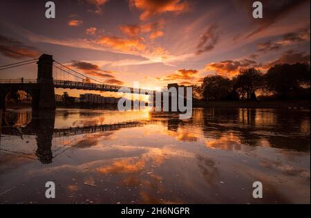 Sonnenuntergänge im Fluss Trent am Victoria Embankment, Nottingham Nottinghamshire England Stockfoto