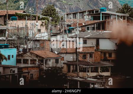 Foto einer einkommensschwachen peripheren Gemeinschaft, die im Volksmund als „Favela“ in Rio de Janeiro, Brasilien, bekannt ist Stockfoto