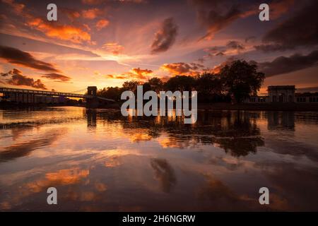 Sonnenuntergänge im Fluss Trent am Victoria Embankment, Nottingham Nottinghamshire England Stockfoto