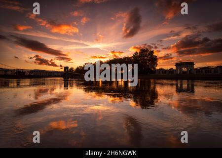 Sonnenuntergänge im Fluss Trent am Victoria Embankment, Nottingham Nottinghamshire England Stockfoto