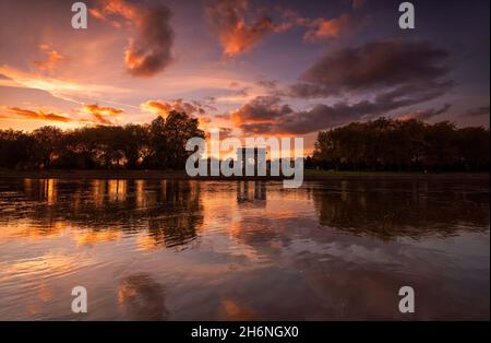 Sonnenuntergänge im Fluss Trent am Victoria Embankment, Nottingham Nottinghamshire England Stockfoto