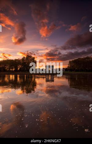 Sonnenuntergänge im Fluss Trent am Victoria Embankment, Nottingham Nottinghamshire England Stockfoto