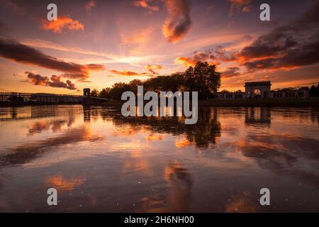 Sonnenuntergänge im Fluss Trent am Victoria Embankment, Nottingham Nottinghamshire England Stockfoto