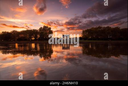 Sonnenuntergänge im Fluss Trent am Victoria Embankment, Nottingham Nottinghamshire England Stockfoto