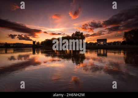 Sonnenuntergänge im Fluss Trent am Victoria Embankment, Nottingham Nottinghamshire England Stockfoto