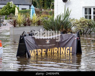 Der Biergarten des Water Edge Inn in Ambleside, Lake District, Großbritannien, wurde nach sintflutartigen Regenfällen komplett unter Wasser angelegt und der Lake Windermere erreichte ve Stockfoto