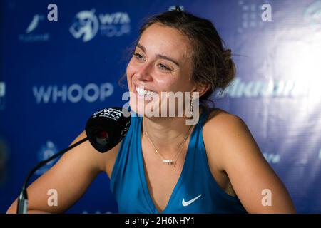 Paula Badosa aus Spanien spricht nach dem Halbfinale beim Akron WTA Finale 2021 Guadalajara, Masters WTA Tennisturnier am 16. November 2021 in Guadalajara, Mexiko - Foto: Rob Prange/DPPI/LiveMedia Stockfoto