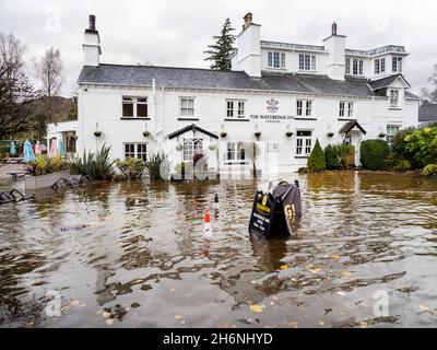 Das Water Edge Inn in Ambleside, Lake District, Großbritannien, wurde nach sintflutartigen Regenfällen komplett unter Wasser geführt, so dass Lake Windermere sehr hohe Werte erreichte. Stockfoto