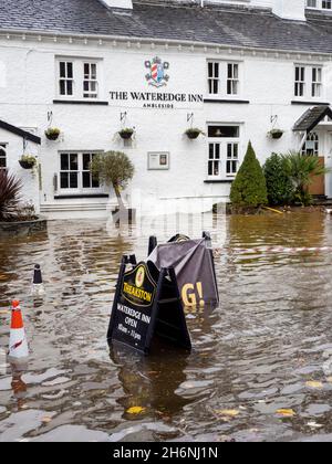 Das Water Edge Inn in Ambleside, Lake District, Großbritannien, wurde nach sintflutartigen Regenfällen komplett unter Wasser geführt, so dass Lake Windermere sehr hohe Werte erreichte. Stockfoto