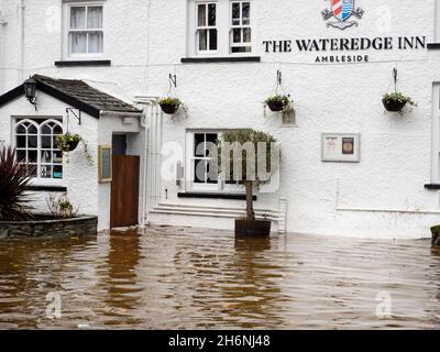 Das Water Edge Inn in Ambleside, Lake District, Großbritannien, wurde nach sintflutartigen Regenfällen komplett unter Wasser geführt, so dass Lake Windermere sehr hohe Werte erreichte. Stockfoto