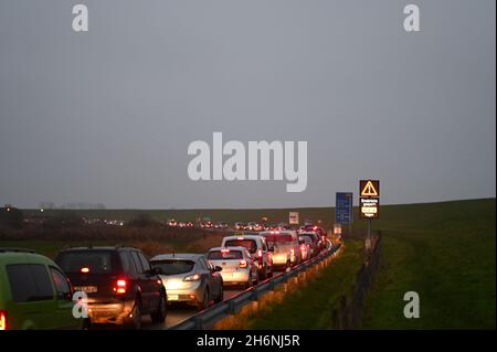 Leer, Deutschland. November 2021. Vor der Jann Berghaus Brücke über die Ems hat sich durch einen Warnstreik ein langer Stau gebildet. Im anhaltenden Lohnstreit für die Landesmitarbeiter setzte die Niedersächsische Gewerkschaft Verdi ihre Warnstreiks fort. Mitarbeiter des Geschäftsbereichs Aurich des Niedersächsischen Landesamtes für Straßenbau und Verkehr (NLStBV) verließen die bewegliche Brücke zusammengefaltet. (To dpa 'wieder Warnstreiks im öffentlichen Dienst - Brücke in leer geschlossen') Quelle: Lars-Josef Klemmer/dpa/Alamy Live News Stockfoto