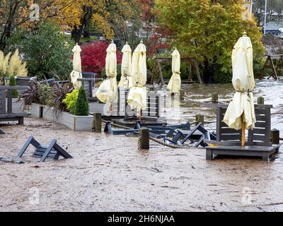 Der Biergarten des Water Edge Inn in Ambleside, Lake District, Großbritannien, wurde nach sintflutartigen Regenfällen komplett unter Wasser angelegt und der Lake Windermere erreichte ve Stockfoto