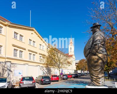 Krems an der Donau: Gefängnisanstalt Stein, Statue vor dem Karikaturmuseum in Wachau, Niederösterreich, Niederösterreich, aus Stockfoto