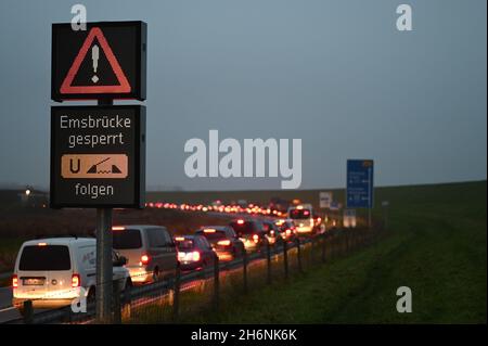 Leer, Deutschland. November 2021. Vor der Jann Berghaus Brücke über die Ems hat sich durch einen Warnstreik ein langer Stau gebildet. Im anhaltenden Lohnstreit für die Landesmitarbeiter setzte die Niedersächsische Gewerkschaft Verdi ihre Warnstreiks fort. Mitarbeiter des Geschäftsbereichs Aurich des Niedersächsischen Landesamtes für Straßenbau und Verkehr (NLStBV) verließen die bewegliche Brücke zusammengefaltet. (To dpa 'wieder Warnstreiks im öffentlichen Dienst - Brücke in leer geschlossen') Quelle: Lars-Josef Klemmer/dpa/Alamy Live News Stockfoto