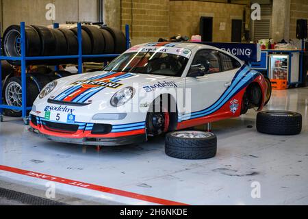 Porsche 911 GT3 im Boxenkoffer Reifenwechsel zu Regenreifen am Trackday, rote Linie vorne mit Pit Lane Schriftzug, Circuit de Spa-Francorchamps Stockfoto