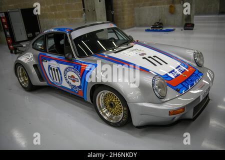 Historischer Rennwagen Porsche 911 RSR von 1974 in den Boxen des Circuit de Spa-Francorchamps, Stavelot, Belgien Stockfoto