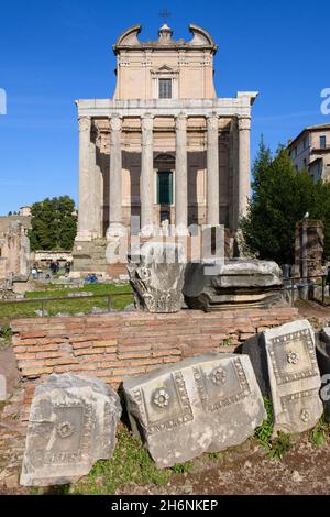 Historische Fassade des Tempels von Pius und Faustina mit Treppe und alten Säulen, heute auch Kirche von San Lorenzo in Miranda, Forum Romanum, Rom Stockfoto