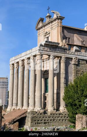 Historische Fassade des Tempels von Pius und Faustina mit Treppe und alten Säulen, heute auch Kirche von San Lorenzo in Miranda, Forum Romanum, Rom Stockfoto