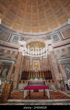 Christlicher Altar im antiken römischen Tempel Pantheon, Rom, Latium, Italien Stockfoto