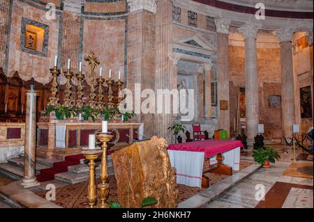 Christlicher Altar im antiken römischen Tempel Pantheon, Rom, Latium, Italien Stockfoto